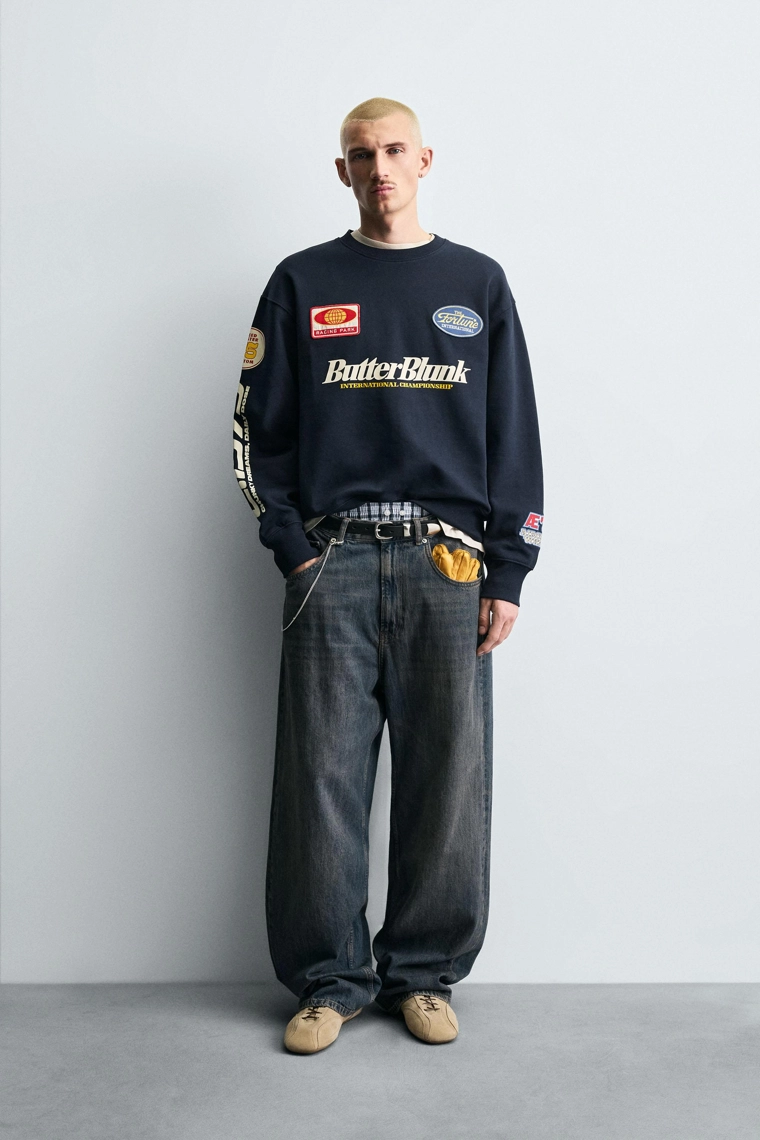 ТОЛСТОВКА С КРУГЛЫМ ВЫРЕЗОМ И НАШИВКАМИ