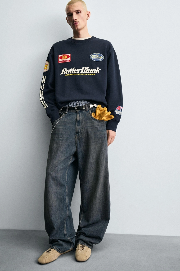 ТОЛСТОВКА С КРУГЛЫМ ВЫРЕЗОМ И НАШИВКАМИ