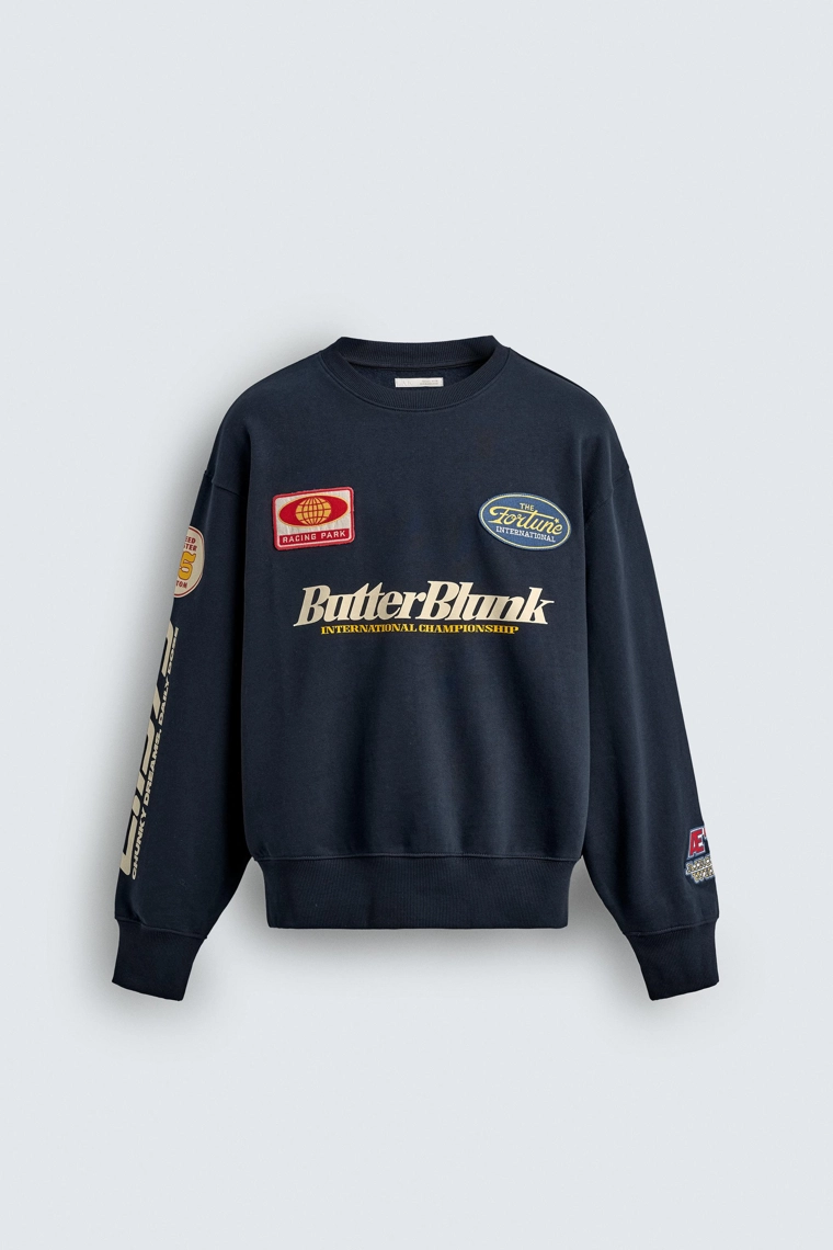 ТОЛСТОВКА С КРУГЛЫМ ВЫРЕЗОМ И НАШИВКАМИ