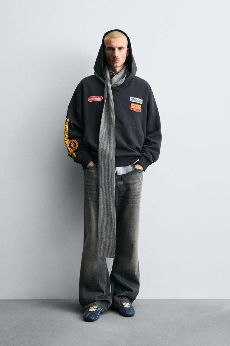 ТОЛСТОВКА С КОМБИНИРОВАННЫМИ НАШИВКАМИ