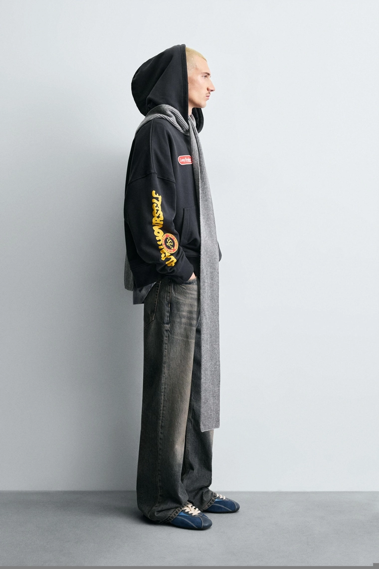 ТОЛСТОВКА С КОМБИНИРОВАННЫМИ НАШИВКАМИ