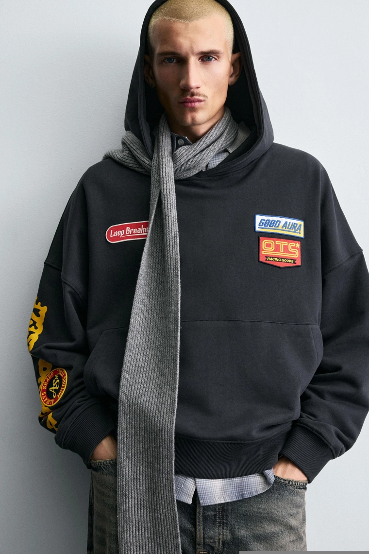 ТОЛСТОВКА С КОМБИНИРОВАННЫМИ НАШИВКАМИ