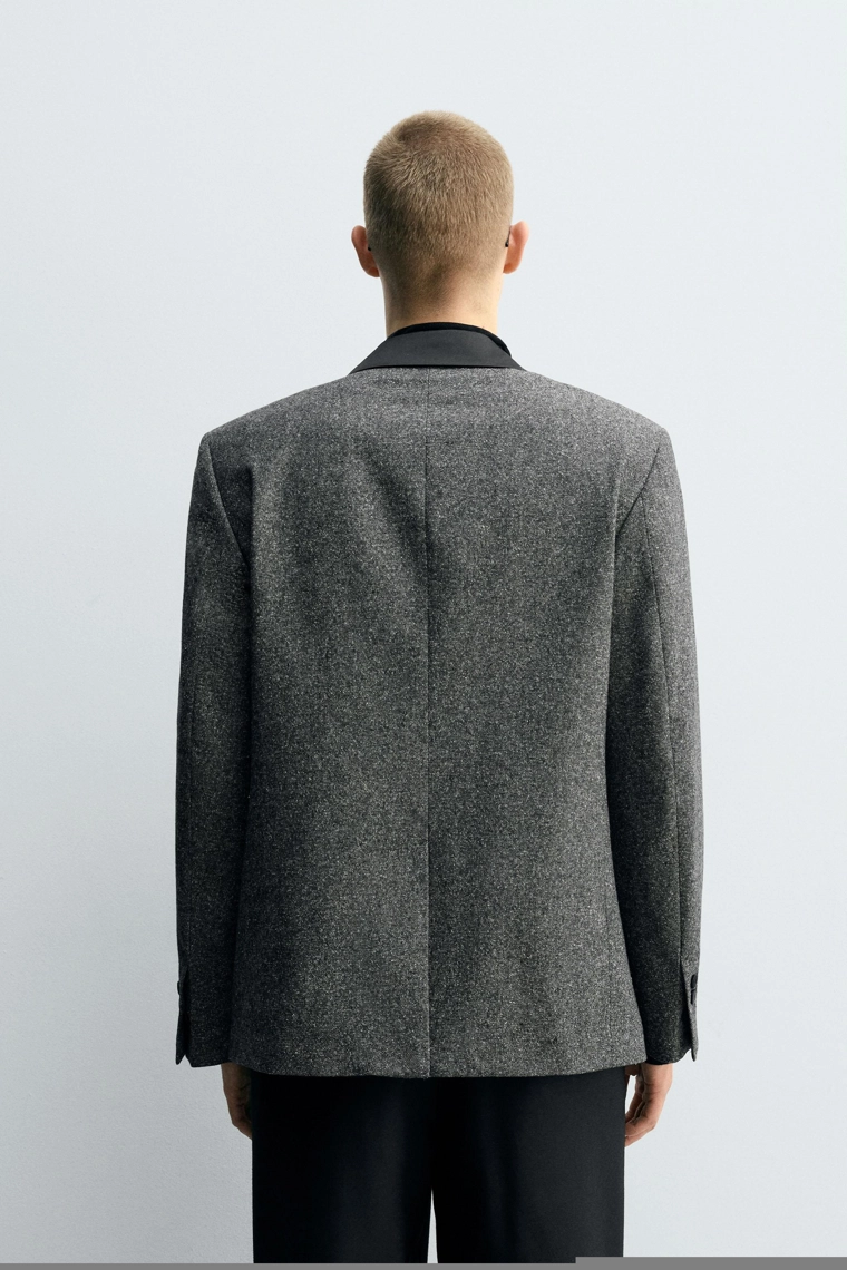 ДВУБОРТНЫЙ БЛЕЙЗЕР С КОНТРАСТНЫМИ ЭЛЕМЕНТАМИ