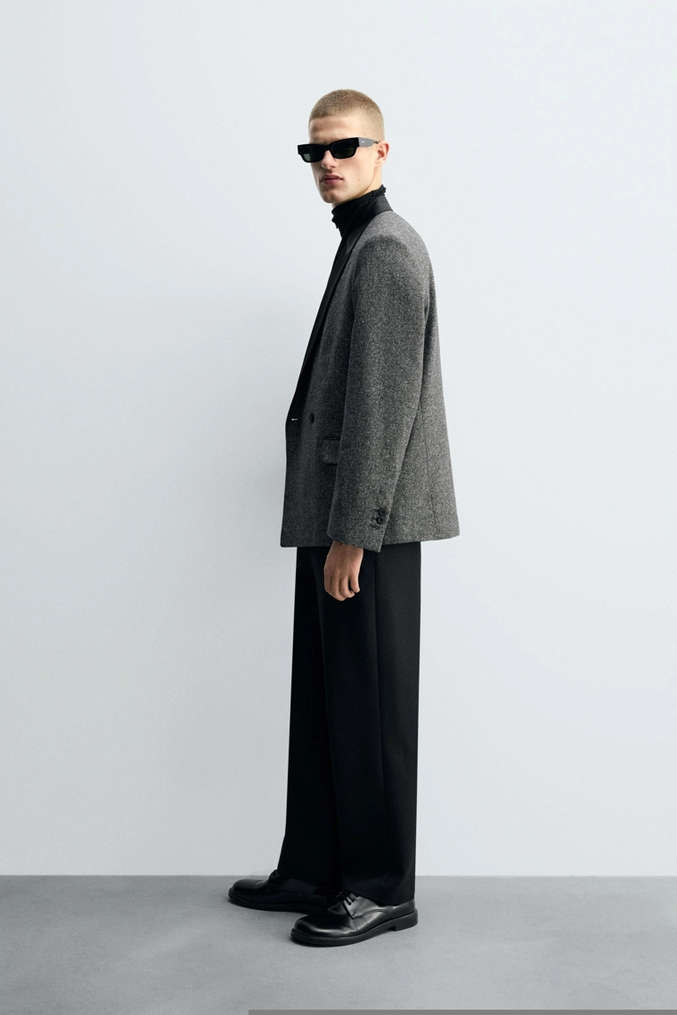 ДВУБОРТНЫЙ БЛЕЙЗЕР С КОНТРАСТНЫМИ ЭЛЕМЕНТАМИ