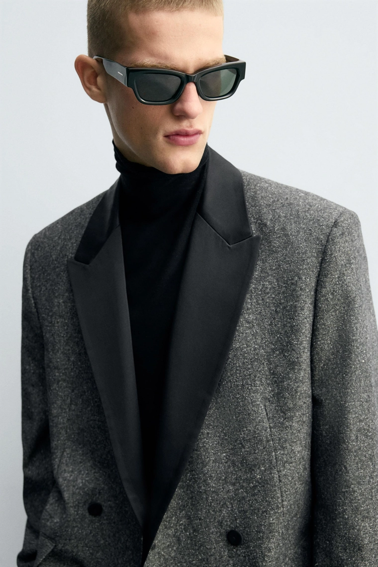 ДВУБОРТНЫЙ БЛЕЙЗЕР С КОНТРАСТНЫМИ ЭЛЕМЕНТАМИ