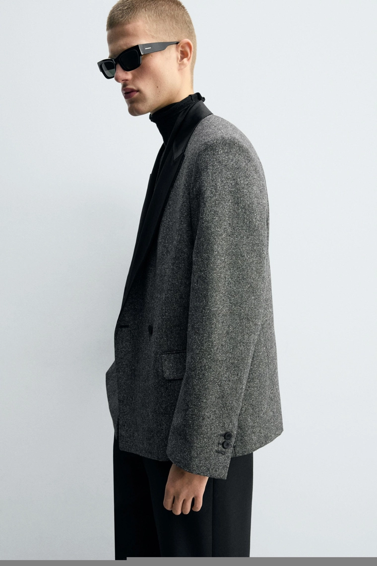 ДВУБОРТНЫЙ БЛЕЙЗЕР С КОНТРАСТНЫМИ ЭЛЕМЕНТАМИ