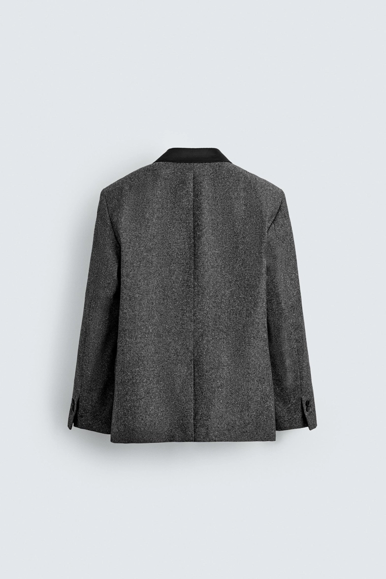 ДВУБОРТНЫЙ БЛЕЙЗЕР С КОНТРАСТНЫМИ ЭЛЕМЕНТАМИ