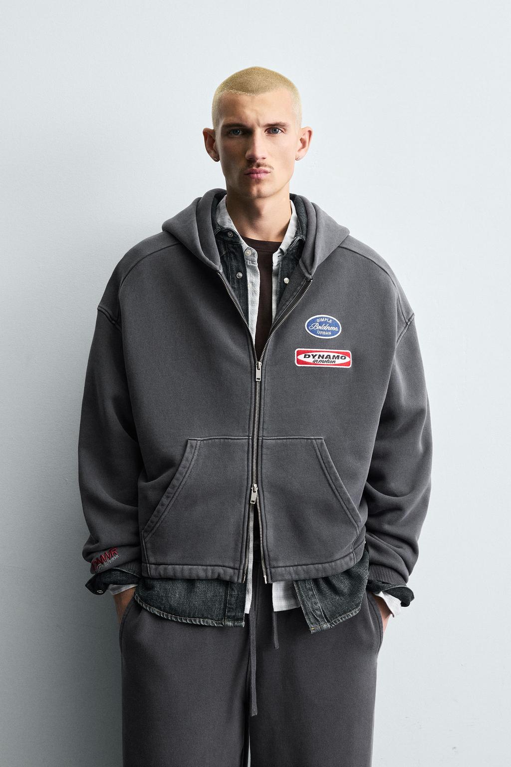 ХУДИ ИЗ ТКАНИ С ЭФФЕКТОМ ПОТЕРТОСТИ С НАШИВКАМИ