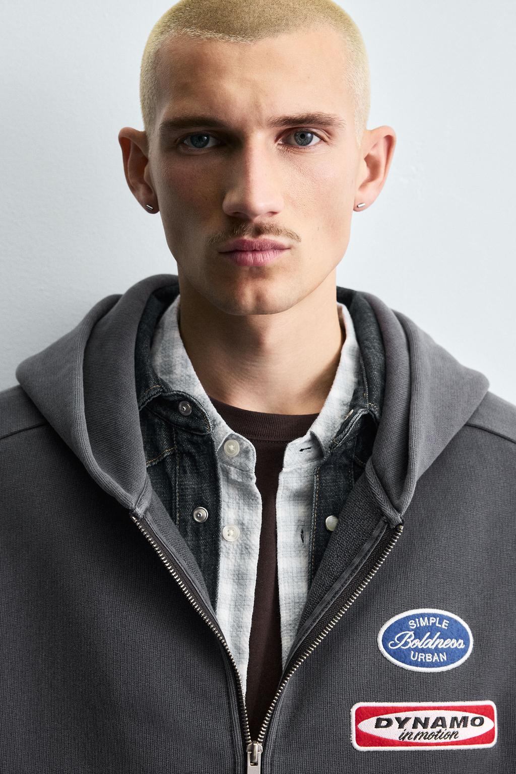 ХУДИ ИЗ ТКАНИ С ЭФФЕКТОМ ПОТЕРТОСТИ С НАШИВКАМИ