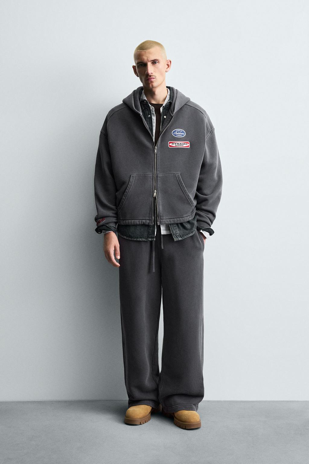 ХУДИ ИЗ ТКАНИ С ЭФФЕКТОМ ПОТЕРТОСТИ С НАШИВКАМИ