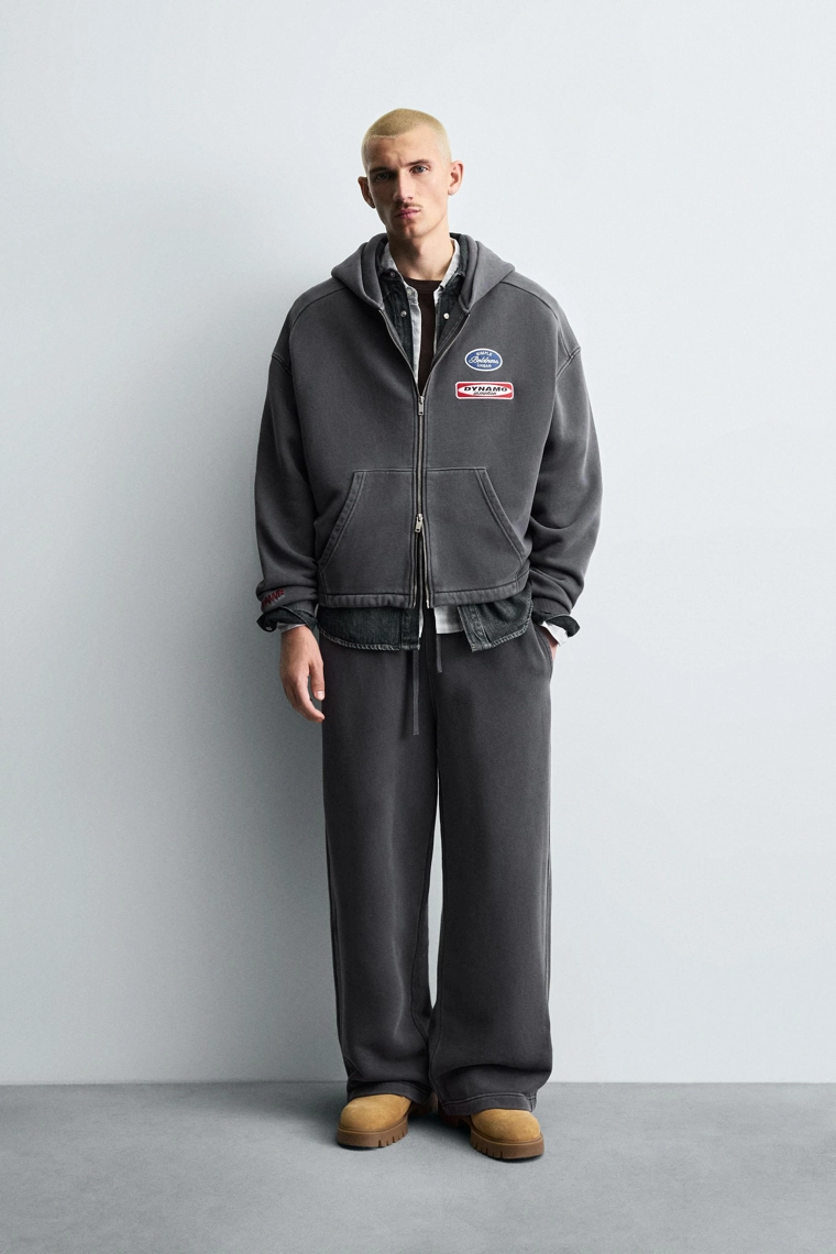 ХУДИ ИЗ ТКАНИ С ЭФФЕКТОМ ПОТЕРТОСТИ С НАШИВКАМИ