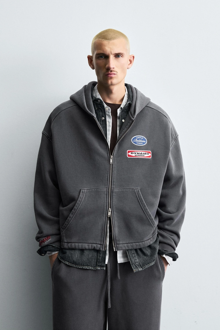 ХУДИ ИЗ ТКАНИ С ЭФФЕКТОМ ПОТЕРТОСТИ С НАШИВКАМИ