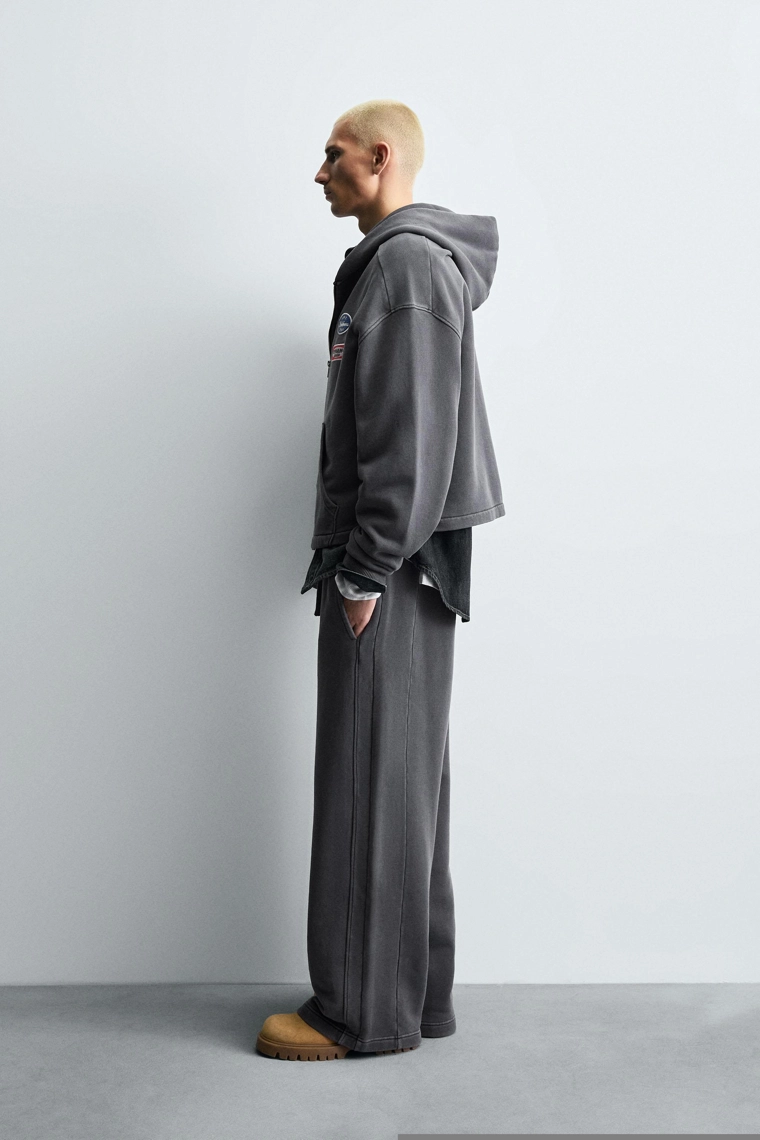 ХУДИ ИЗ ТКАНИ С ЭФФЕКТОМ ПОТЕРТОСТИ С НАШИВКАМИ