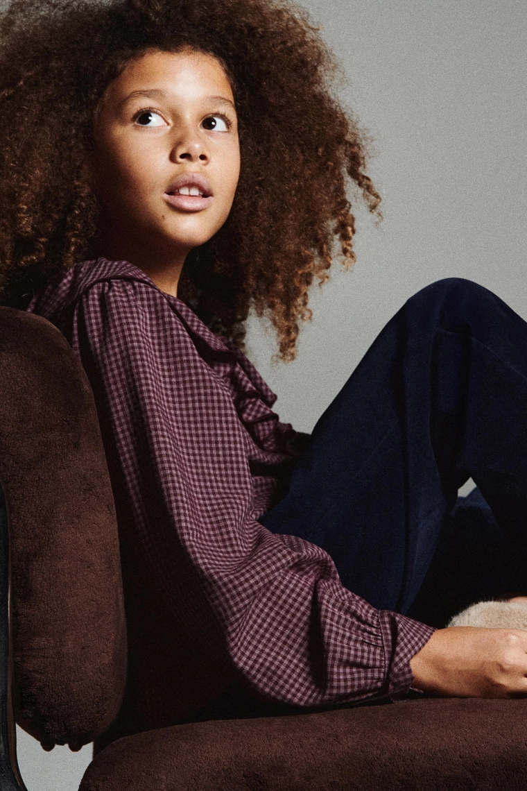 БАРХАТНЫЕ БРЮКИ С ВЫШИВКОЙ В ВИДЕ ЦВЕТОВ