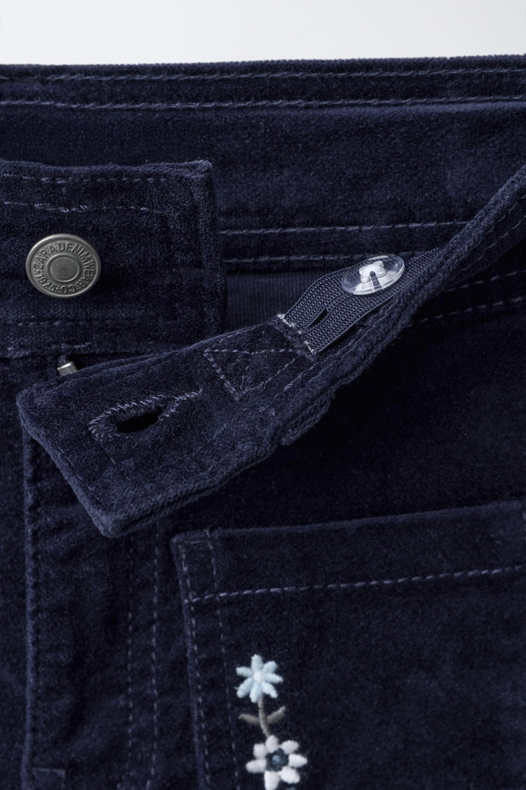 БАРХАТНЫЕ БРЮКИ С ВЫШИВКОЙ В ВИДЕ ЦВЕТОВ