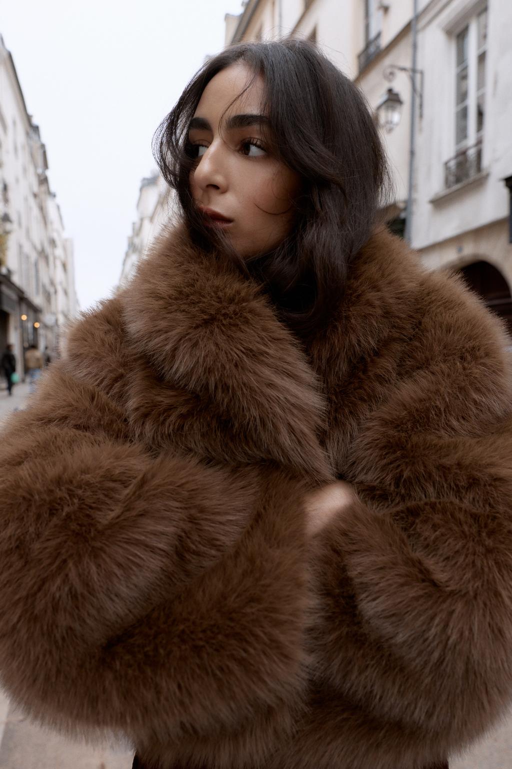 КОРОТКОЕ ПАЛЬТО ИЗ ИСКУССТВЕННОГО МЕХА