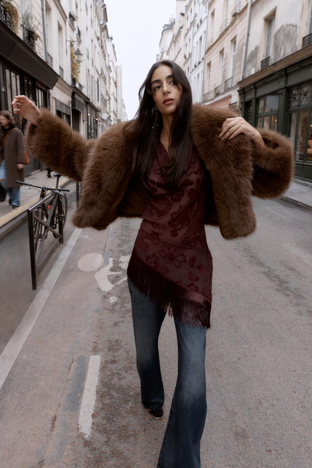 КОРОТКОЕ ПАЛЬТО ИЗ ИСКУССТВЕННОГО МЕХА