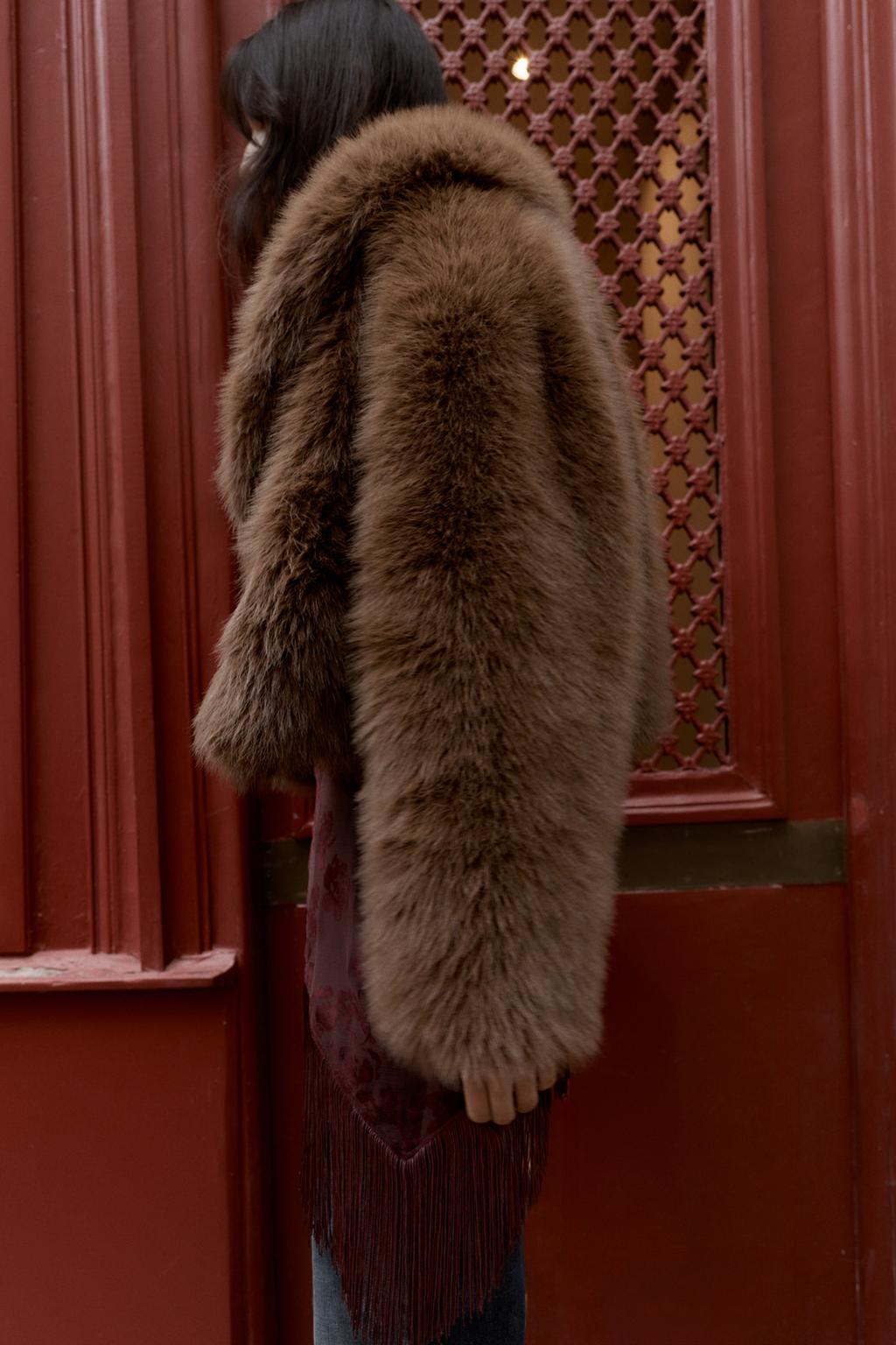 КОРОТКОЕ ПАЛЬТО ИЗ ИСКУССТВЕННОГО МЕХА