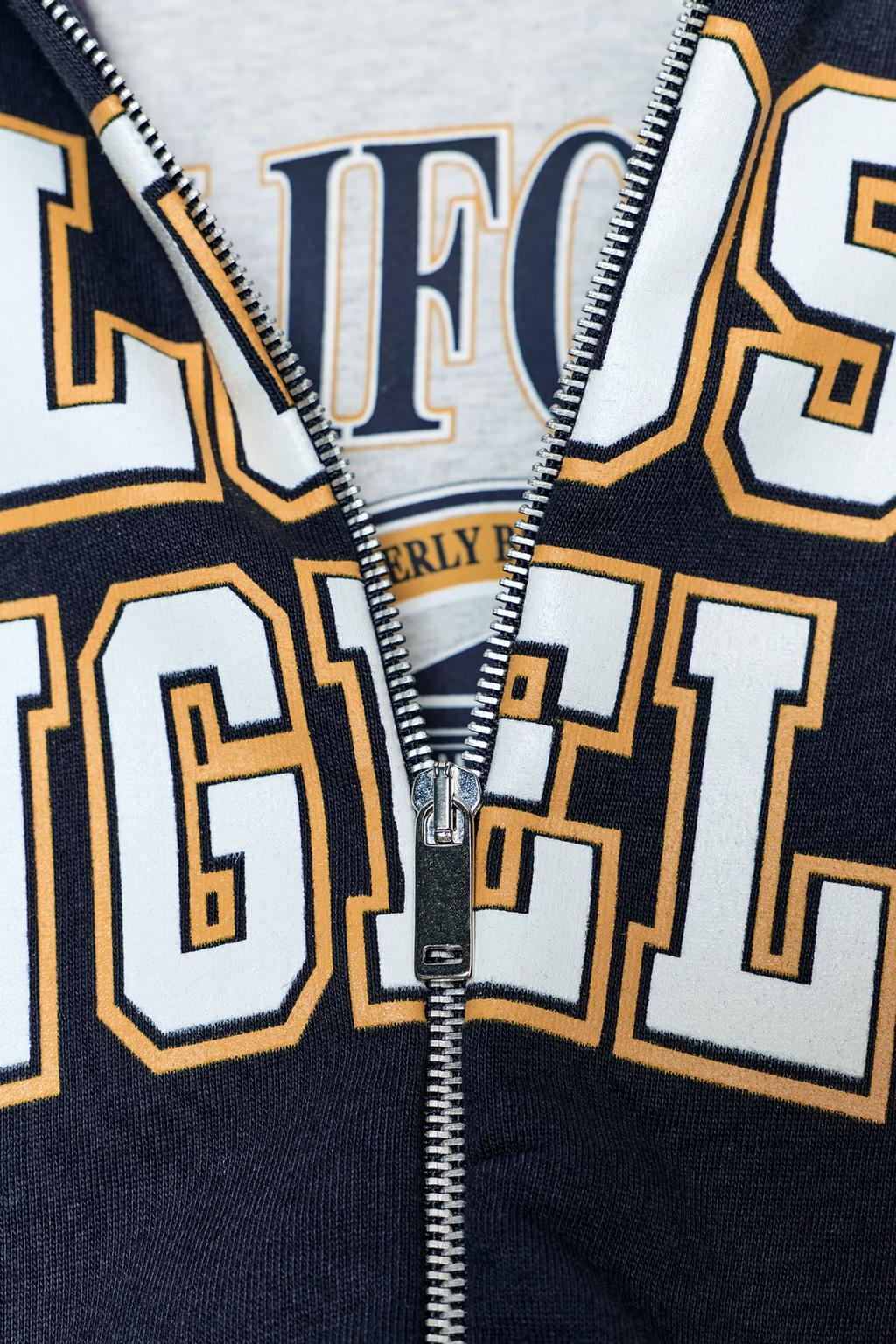 ТОЛСТОВКА В СТИЛЕ ПРЕППИ С КОНТРАСТНЫМИ ЭЛЕМЕНТАМИ