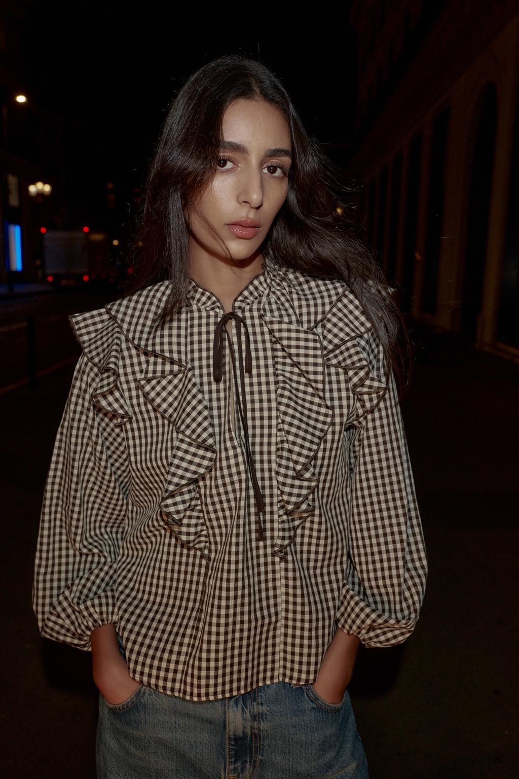 БЛУЗА С ВОЛАНАМИ В КЛЕТКУ ВИШИ