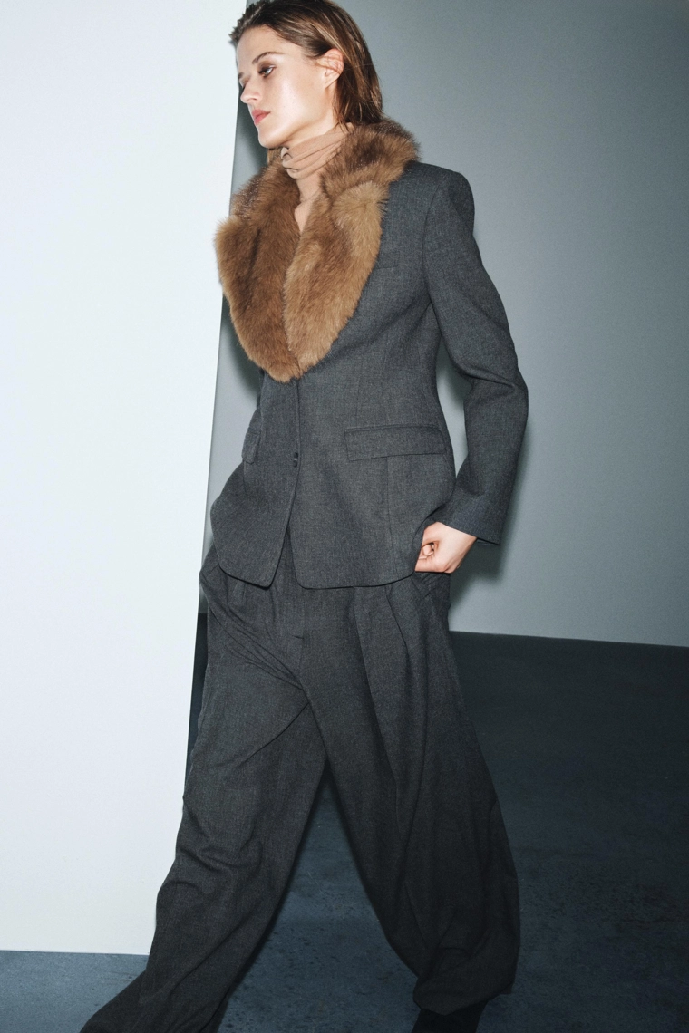 ПРИТАЛЕННЫЙ БЛЕЙЗЕР С ВОРОТНИКОМ ИЗ ИСКУССТВЕННОГО МЕХА — ZW COLLECTION