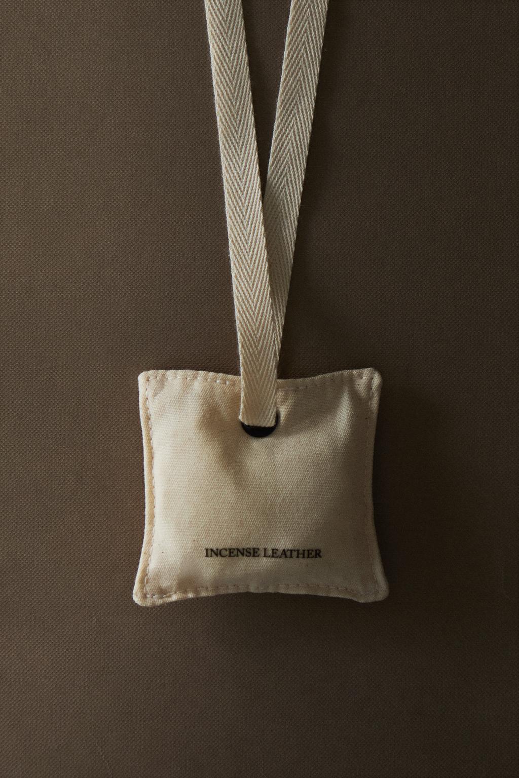 Кожаный автомобильный автоинеэратор с ладаном