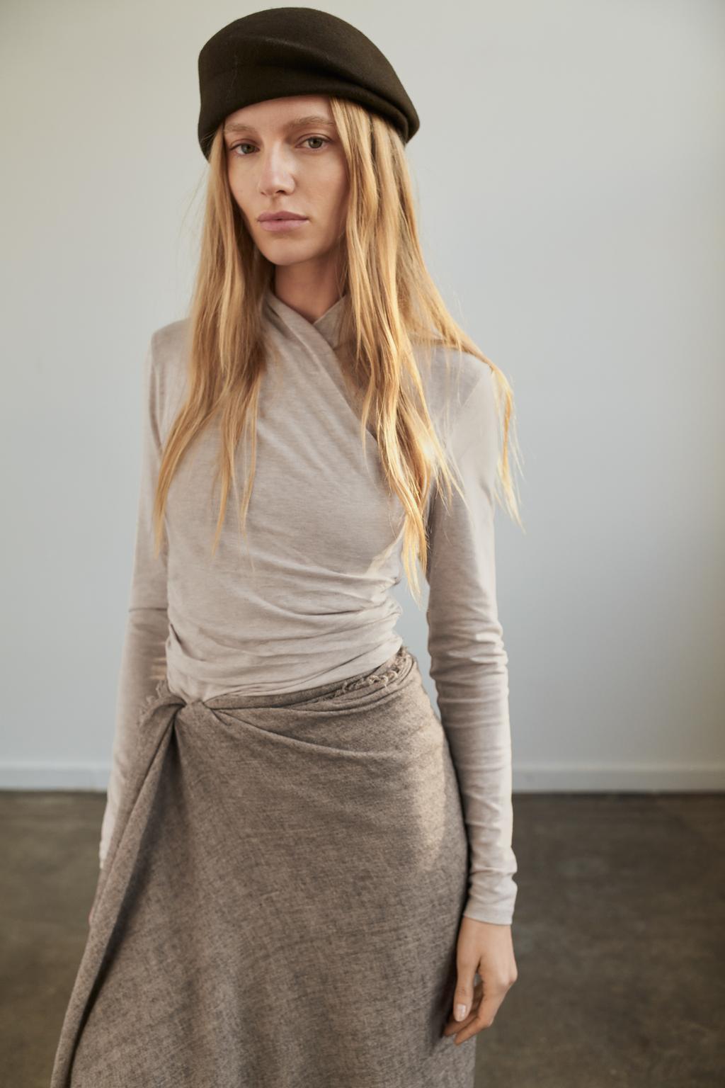 ФУТБОЛКА С БОКОВОЙ ДРАПИРОВКОЙ