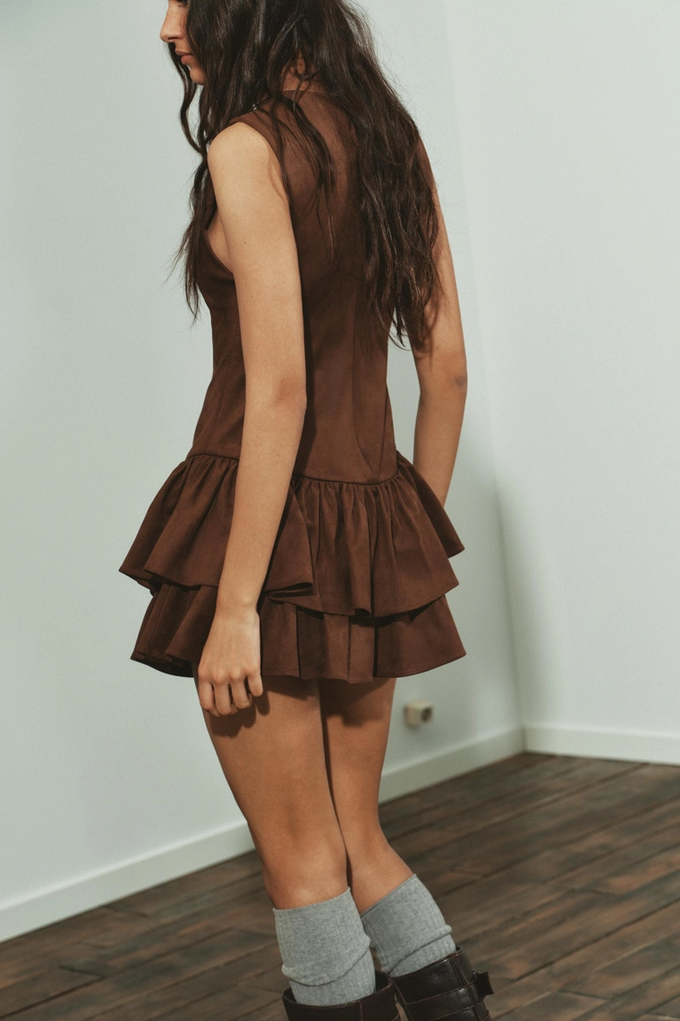 КОРОТКОЕ ПЛАТЬЕ ИЗ ИСКУССТВЕННОЙ ЗАМШИ С ВОЛАНАМИ