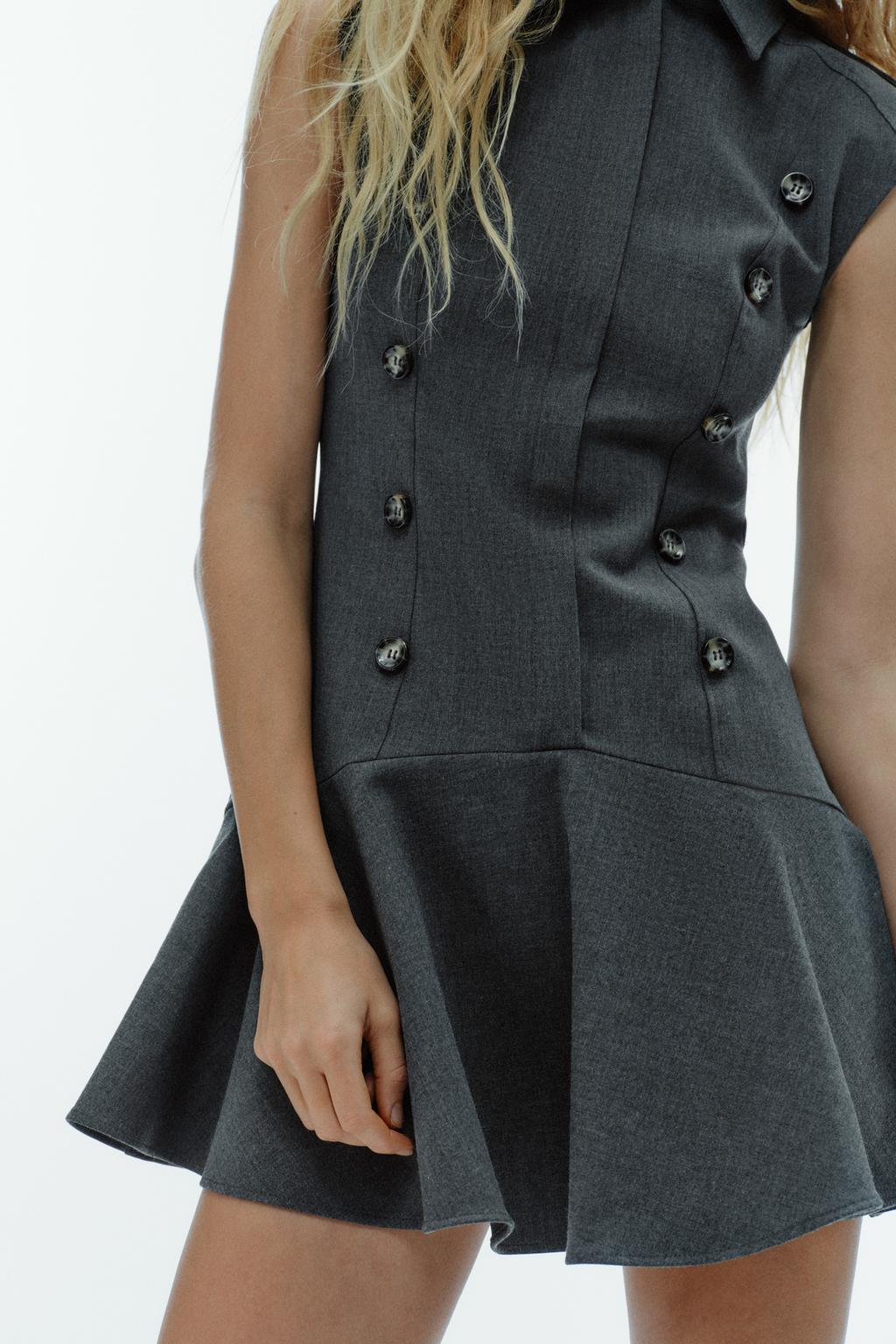 Короткое платье с объемными плечами