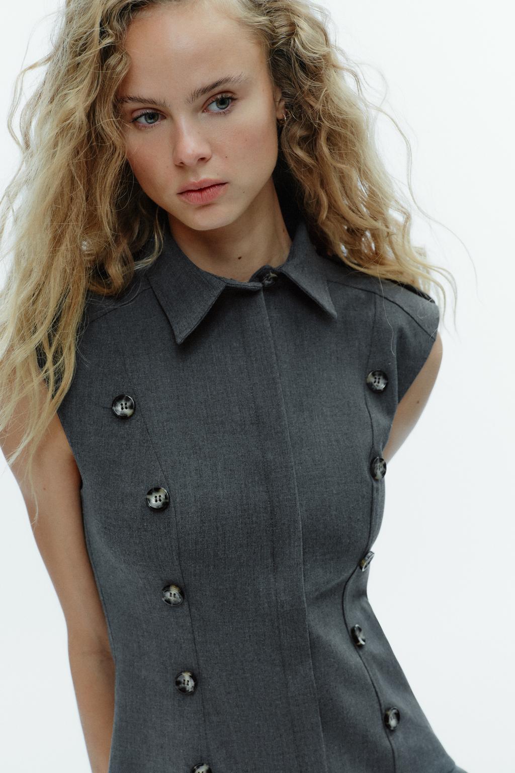 Короткое платье с объемными плечами