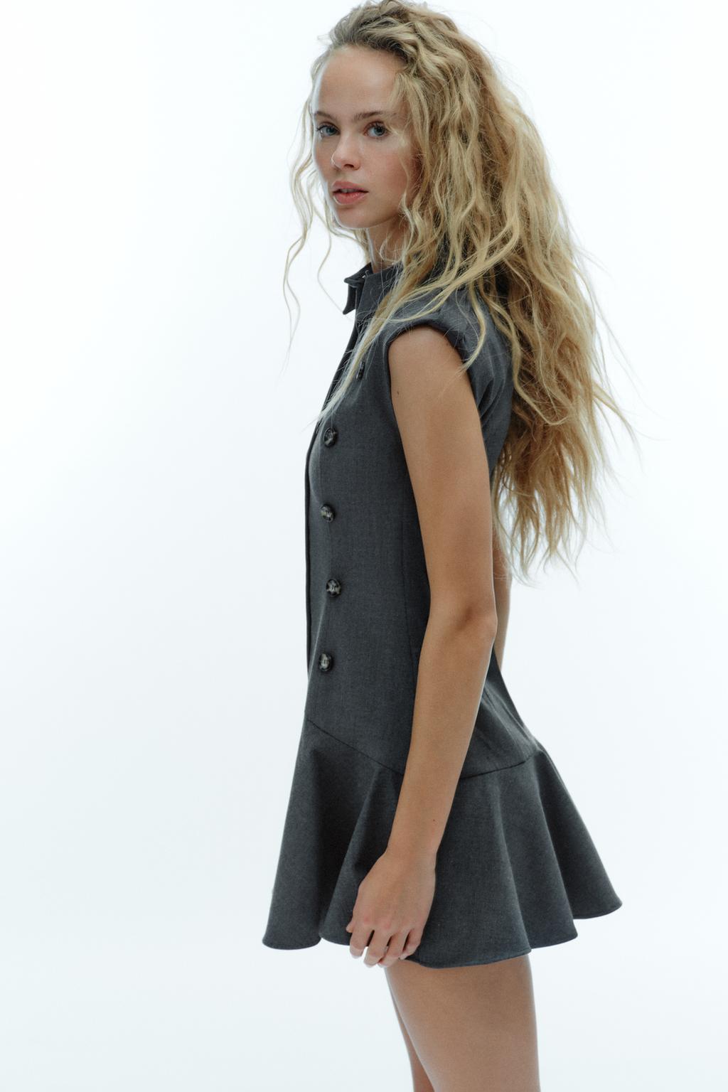 Короткое платье с объемными плечами