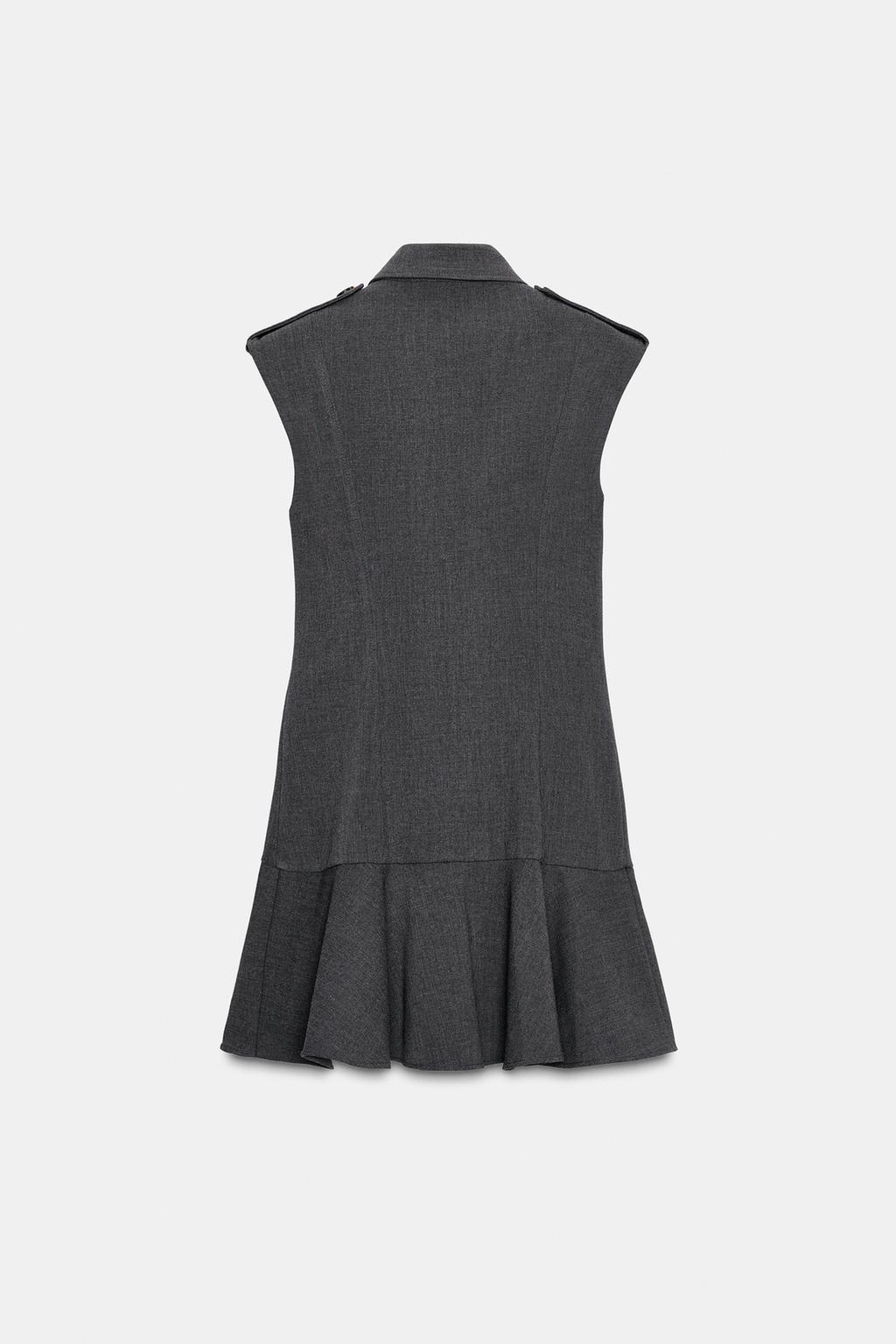 Короткое платье с объемными плечами