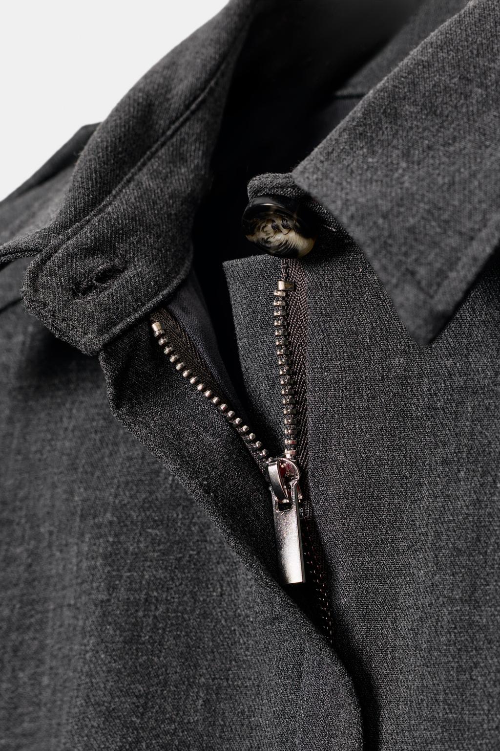 Короткое платье с объемными плечами