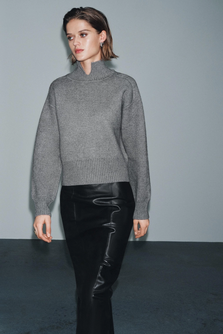 ОДНОТОННЫЙ СВИТЕР С ВЫРЕЗОМ НА ВОРОТНИКЕ