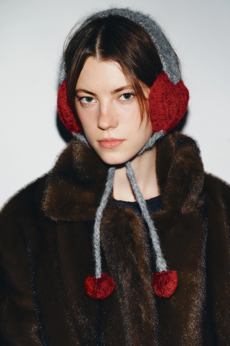 ТРИКОТАЖНЫЕ НАУШНИКИ «СЕРДЕЧКИ» С ПОМПОНОМ