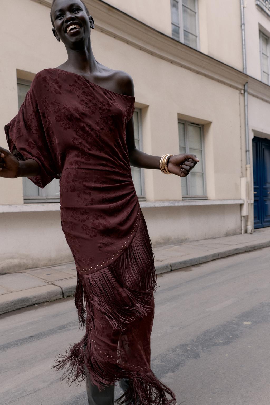 ПЛАТЬЕ МИДИ АСИММЕТРИЧНОГО КРОЯ С БАХРОМОЙ И ВЫТРАВЛЕННЫМ УЗОРОМ