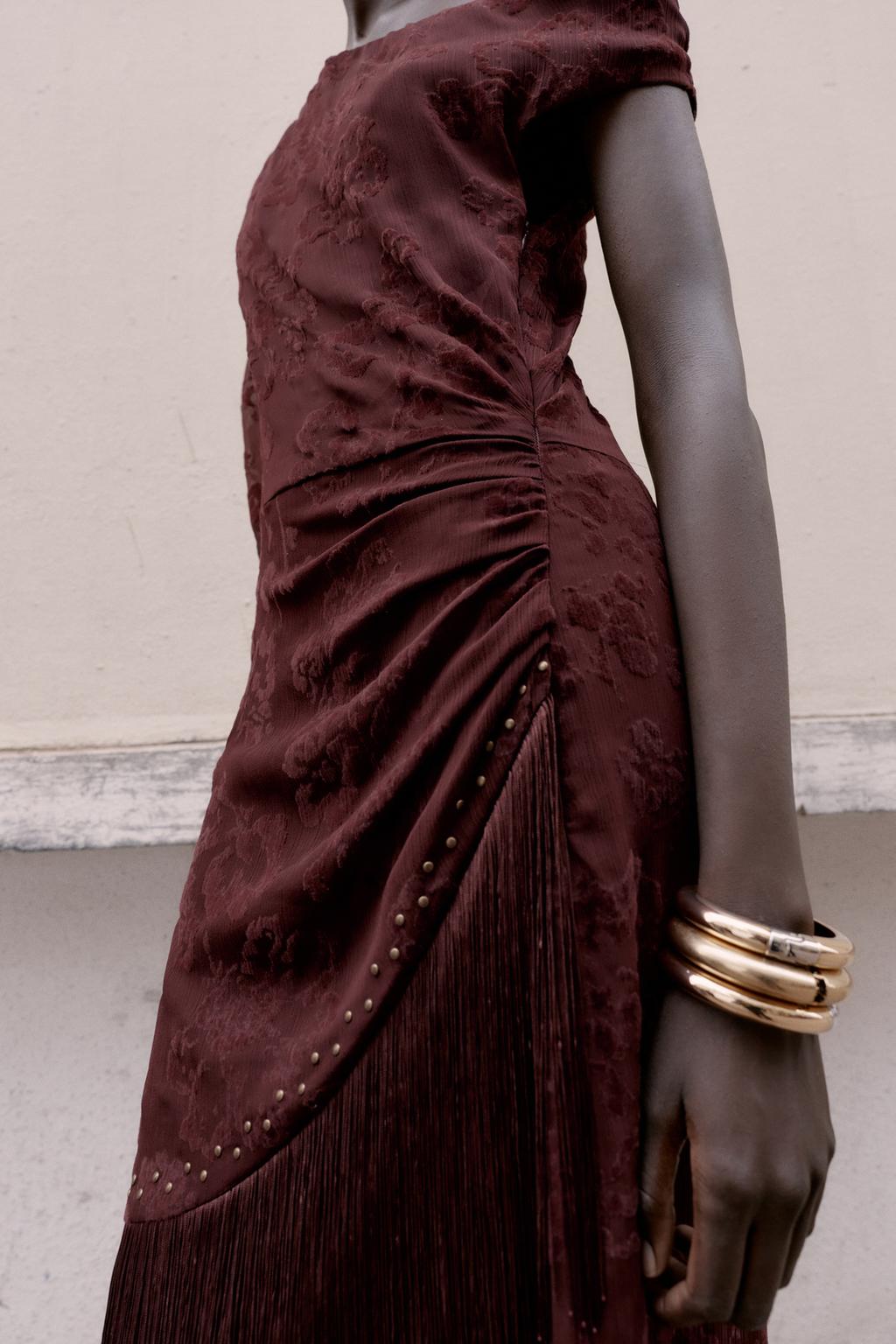 ПЛАТЬЕ МИДИ АСИММЕТРИЧНОГО КРОЯ С БАХРОМОЙ И ВЫТРАВЛЕННЫМ УЗОРОМ