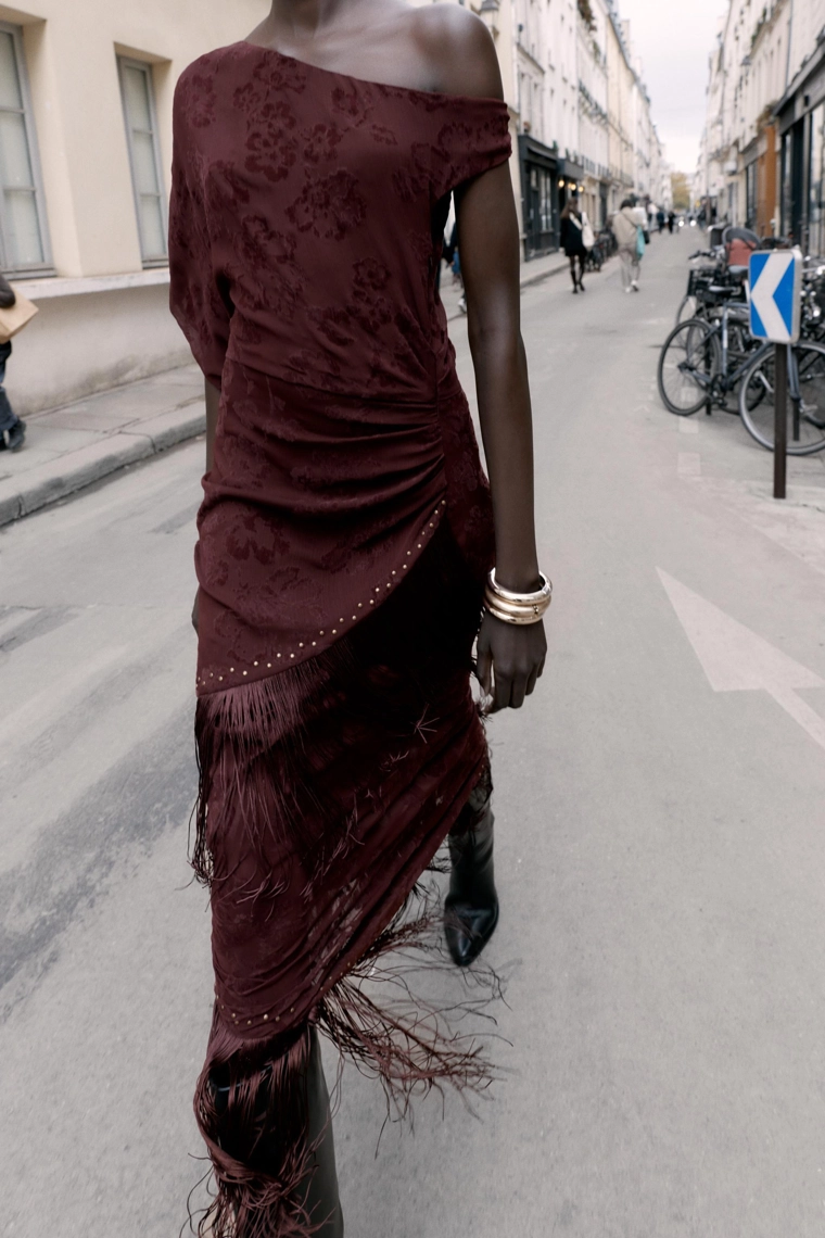 ПЛАТЬЕ МИДИ АСИММЕТРИЧНОГО КРОЯ С БАХРОМОЙ И ВЫТРАВЛЕННЫМ УЗОРОМ