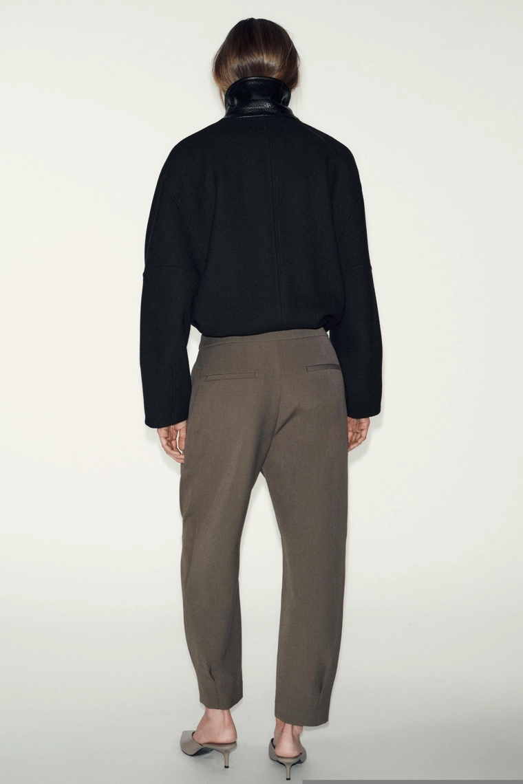 БРЮКИ CARROT FIT СО СКЛАДКАМИ