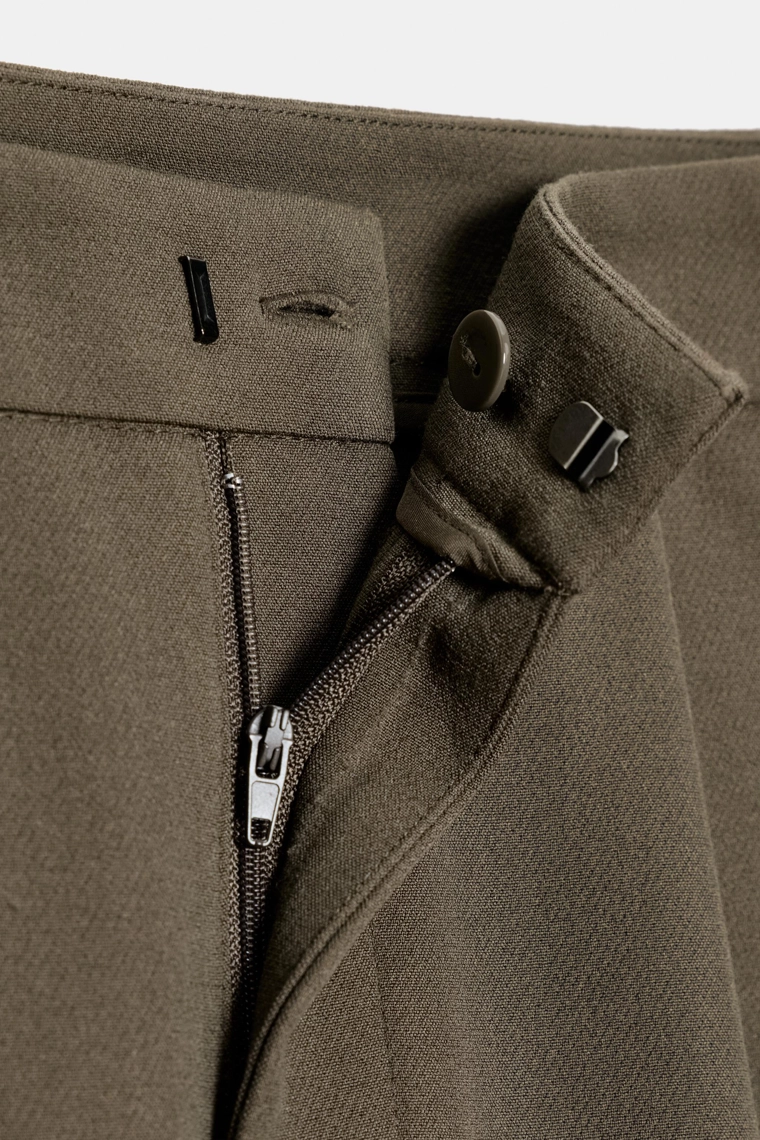 БРЮКИ CARROT FIT СО СКЛАДКАМИ