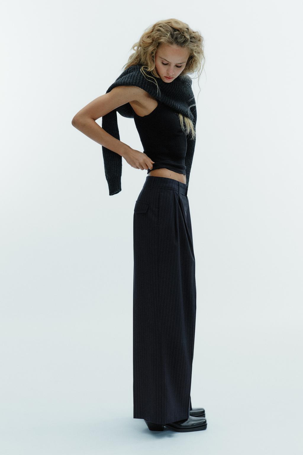 БРЮКИ В ТОНКУЮ ПОЛОСКУ С ЗАЩИПАМИ И КЛАПАНАМИ