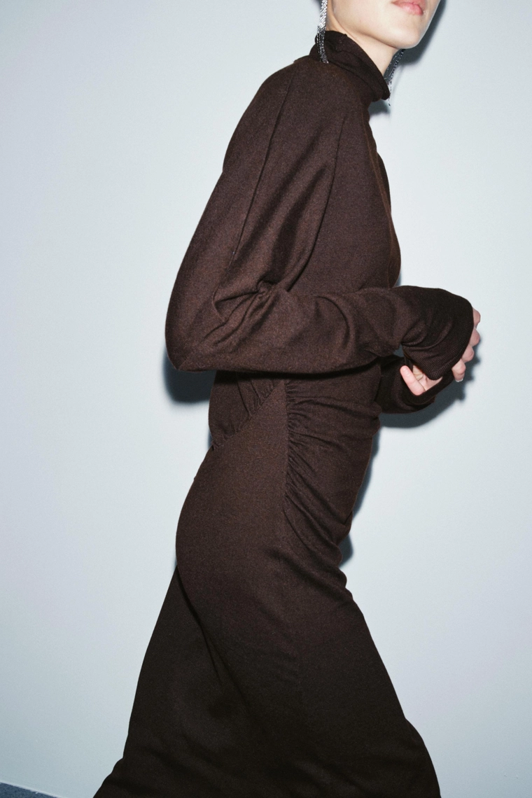 ТРИКОТАЖНОЕ ПЛАТЬЕ МИДИ С ВЫРЕЗАМИ