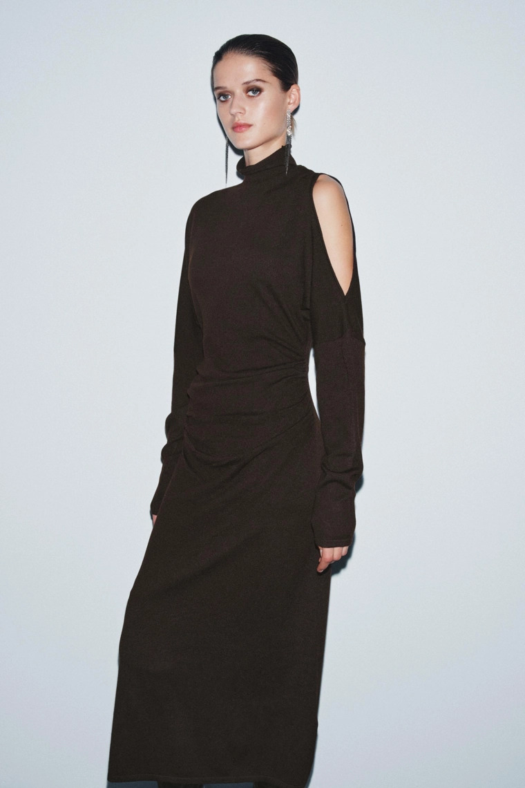 ТРИКОТАЖНОЕ ПЛАТЬЕ МИДИ С ВЫРЕЗАМИ