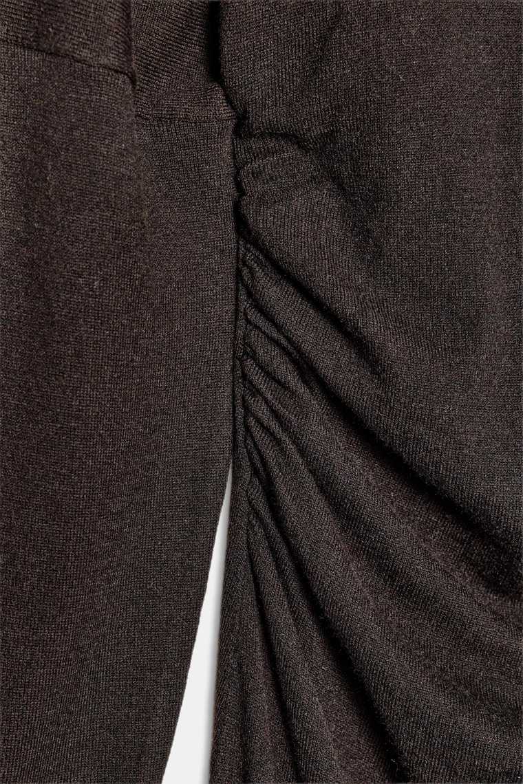 ТРИКОТАЖНОЕ ПЛАТЬЕ МИДИ С ВЫРЕЗАМИ