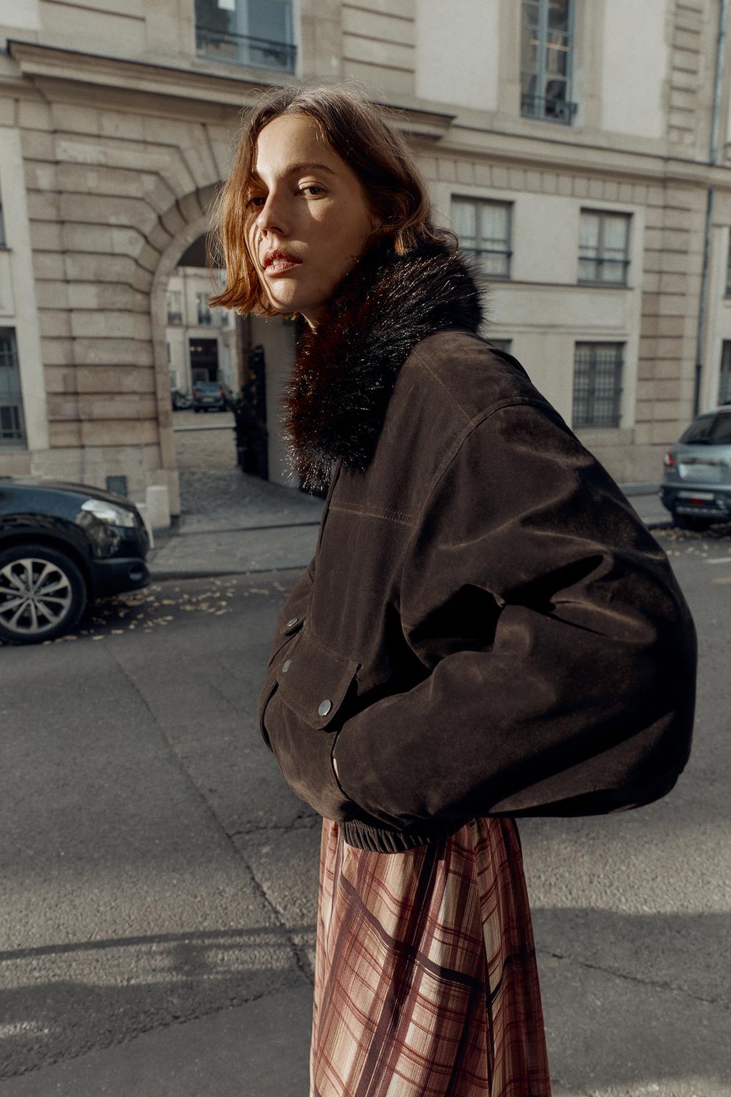 БОМБЕР ОВЕРСАЙЗ С ОТЛОЖНЫМ ВОРОТНИКОМ ИЗ ИСКУССТВЕННОГО МЕХА