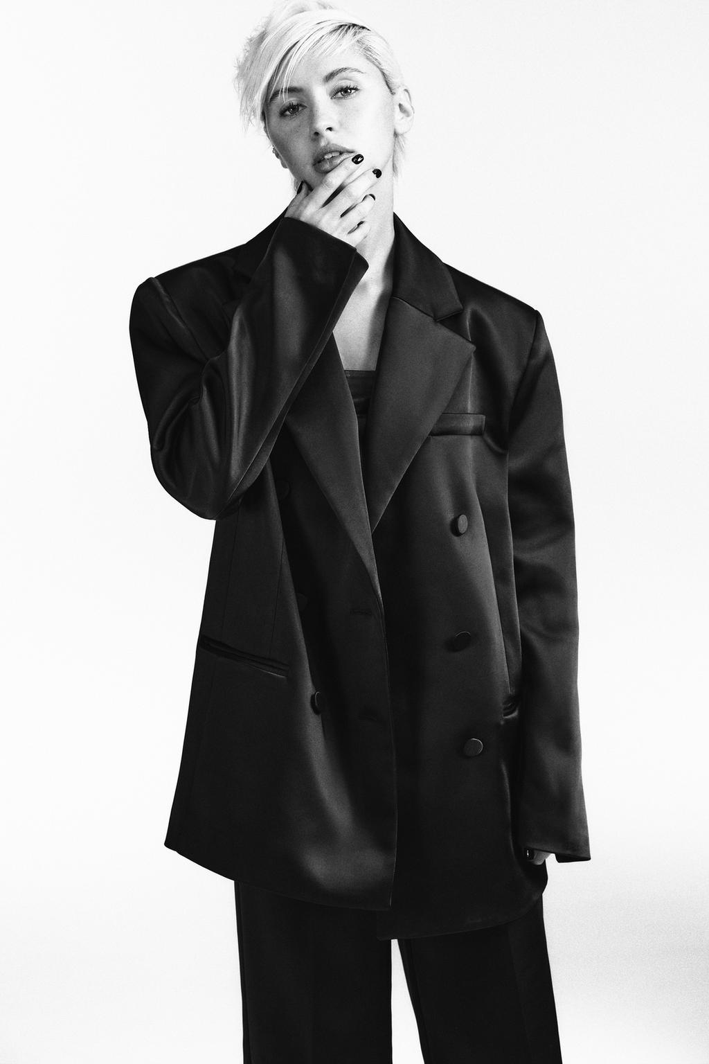 АТЛАСНЫЙ БЛЕЙЗЕР С КАРМАНАМИ