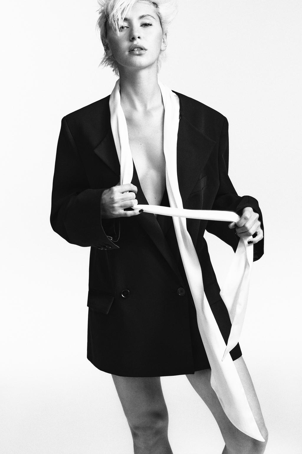 БЛЕЙЗЕР С КОНТРАСТНЫМ ПЛАТКОМ