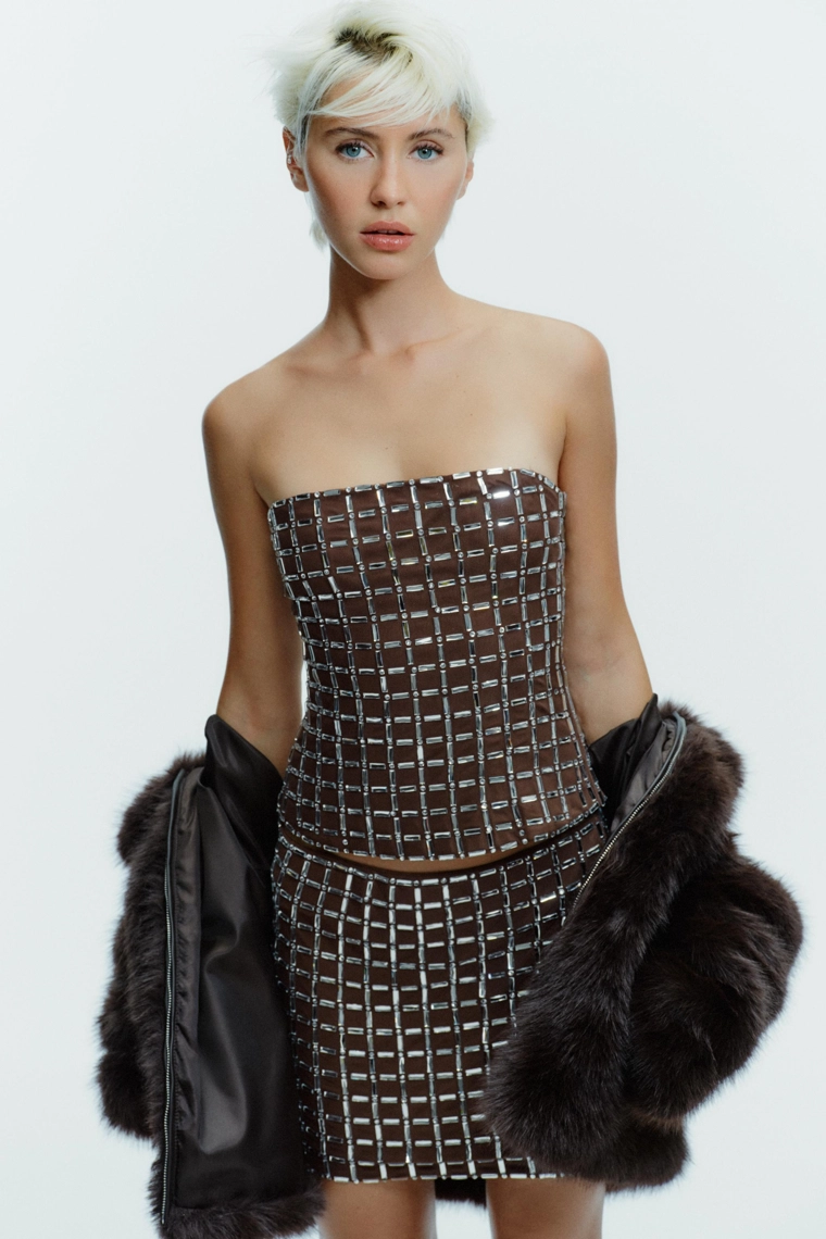 ТОП ИЗ СЕТКИ С БЛЕСТКАМИ И ОТКРЫТЫМИ ПЛЕЧАМИ