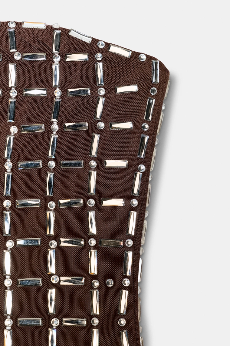 ТОП ИЗ СЕТКИ С БЛЕСТКАМИ И ОТКРЫТЫМИ ПЛЕЧАМИ