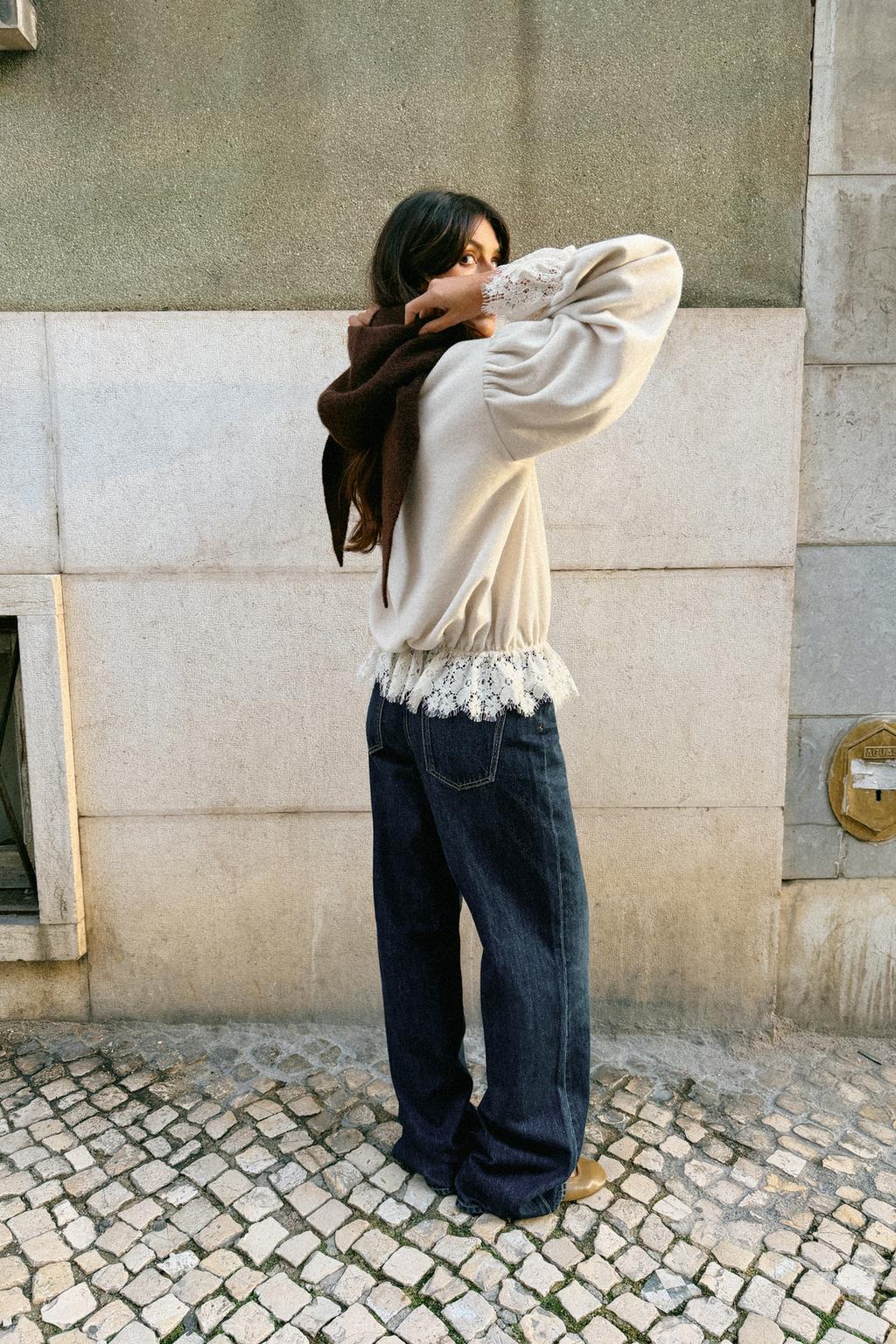 Романтический свитшот с кружевом